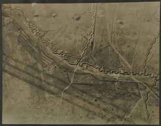 Photographie aérienne avec tranchées de la Première Guerre mondiale, 1918