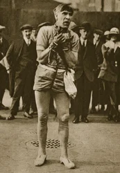 Un acteur déguisé en Houdini devant la porte d