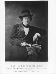 Benjamin Disraeli, 1er comte de Beaconsfield (1804-81) photographié par Jabez Hughes à Osborne House, Île de Wight