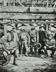 Pont de Blackfriars : ouvriers de construction posant avec équipement, 1869