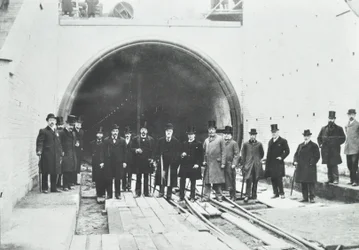 Blackwall Tunnel : inspection de la portion subaquatique par des dignitaires, 1895