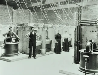 Boundary Street : intérieur de la buanderie, personnes travaillant avec des machines, Londres, 1897