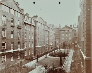 Bourne Estate : jardin formel de cour, Londres