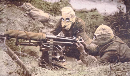 Équipage britannique de mitrailleuses Vickers sur la Somme, portant des casques comme protection contre le gaz phosgène allemand