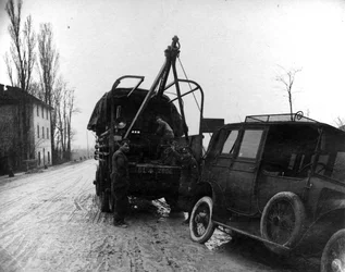 Soldats britanniques remorquant un véhicule à moteur en Italie pendant la Première Guerre mondiale