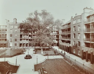 Bâtiments de Caledonian Road : vue de la cour, des jardins et des appartements, Londres