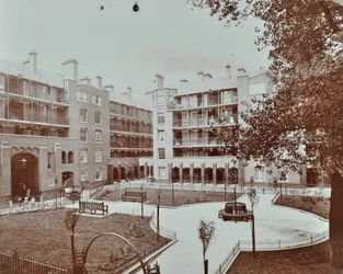 Bâtiments de Caledonian Road : vue de la cour, des jardins et des appartements, Londres