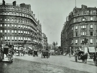 Charing Cross, Westminster LB : Northumberland Avenue depuis Trafalgar Square et Charing Cross, 1890