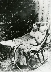 Christabel Pankhurst (1881-1969) lisant un exemplaire de The Suffragette vers 1905-14