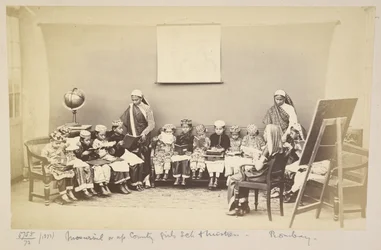 Classe avec maîtresse dans une école de filles de campagne, Bombay, c.1873