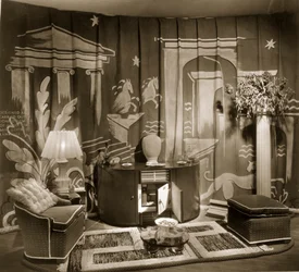 Stand de commerce décoratif à Dorland Hall avec textile suspendu, années 1940
