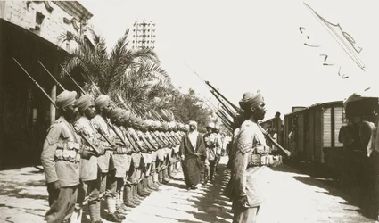 Émir Fayçal à la gare de Lydda, Palestine, avec Sir Herbert Samuel, 1920
