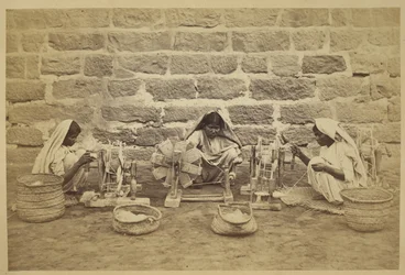 Prisonnières en train de filer du coton sur des rouets dans la prison de Karachi. Photographe : Michie and Company c. 1873