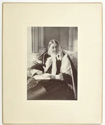 Florence Nightingale, assise sur un canapé dans la Chambre Bleue à Claydon House, 1891