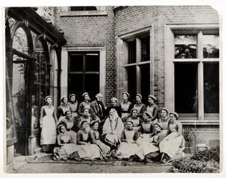 Florence Nightingale avec Sir Harry Verney et Miss Crossland, au centre d