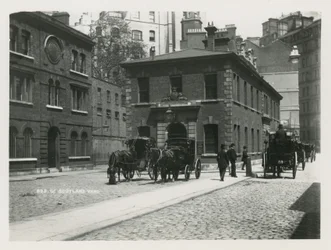 Vue générale des voitures à cheval à Scotland Yard