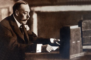George V diffusant son message de Noël au Commonwealth britannique et à l