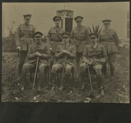 Portrait de groupe de sept hommes en uniforme militaire, 1914-18
