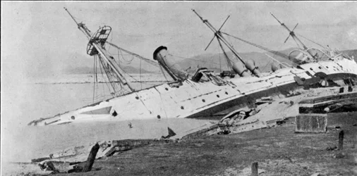 Le sloop H.M. Phoenix échoué par le typhon de Hong Kong, illustration de The Graphic, 27 octobre 1906