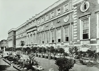 Palais de Hampton Court, Hampton Court Road, Richmond: La Terrasse, Wrens Court, 1896