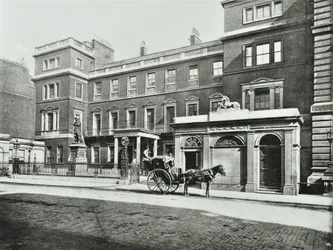 Fiacre devant le bureau de guerre Pall Mall, Collection Willis, 1890