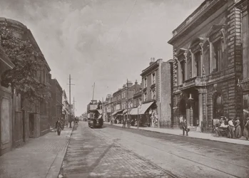 High Street, Hounslow, montrant les bureaux du Conseil, à droite