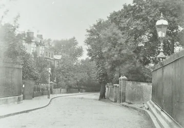 Arc de Highgate : approche est avec vieille lampe fixée aux balustrades, 1896
