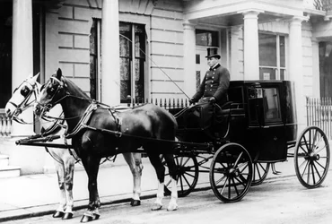 Carrosse tiré par des chevaux devant 24 Gloucester Square, Hyde Park, Londres, vers 1890