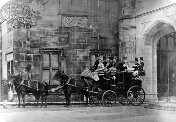 Carrosse tiré par des chevaux devant une demeure néo-gothique, vers 1870-90
