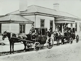 Fiacres à chevaux à la gare de Westbourne Park, 1885