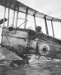 Comment la garnison de Kut a été nourrie par avion : prêt pour le vol avec des sacs de grain, de The Illustrated War News, 21 juin 1916