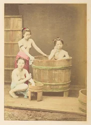 Jeunes Japonaises au bain, tableau de studio de trois jeunes femmes japonaises à demi nues, posant dans et autour d