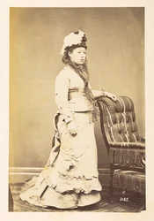 Femme japonaise en robe européenne, portrait en pied en studio d