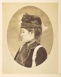 Femme japonaise en robe européenne, image ovale ; portrait en profil gauche d