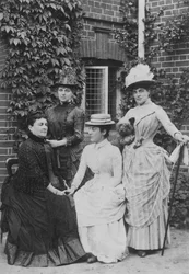 Jennie Jerome, future Lady Randolph Churchill, avec sa mère et ses sœurs