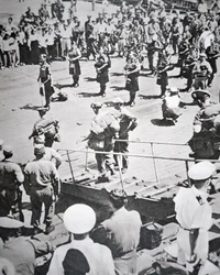 Joueurs de cornemuse en kilt débarquant du 1er Bataillon Argyll et Sutherland Highlanders du HMS Ceylon à Pusan, 29 août 1950