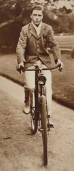 Le roi Édouard VIII à vélo en 1911