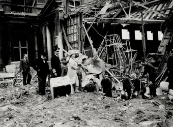 Le roi George VI et la reine Elizabeth, avec Winston Churchill, inspectant les dégâts causés par les bombes, probablement au palais de Buckingham