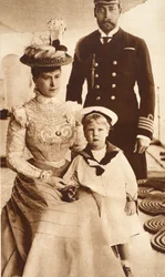 Le roi George V, la reine Mary et leur fils Édouard VIII, à bord du H.M.S. Crescent, vers 1899