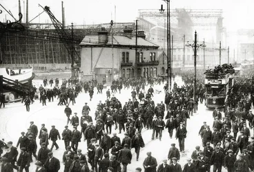 Fin de journée au chantier naval Harland et Wolff, Belfast, Irlande avec le Titanic en construction en arrière-plan, 1910-11