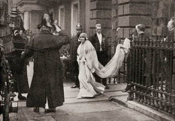 Lady Elizabeth Bowes Lyon en route pour son mariage le 26 avril 1923, avec S.A.R. le Duc d