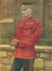 Lieutenant-général Sir Frederick W. E. F. Forestier-Walker, commandant la ligne de communication, Afrique du Sud. En veste de patrouille écarlate