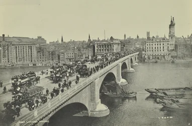 Pont de Londres : omnibus et charrettes hippomobiles, ainsi que des piétons, traversent le pont, 1895