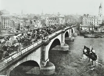 Pont de Londres : trafic hippomobile sur le pont, 1895