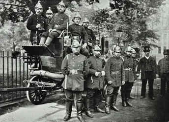 Brigade des pompiers de Londres : groupe de pompiers, avec véhicule d