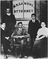 Mahatma Gandhi (1869-1948) avec son secrétaire Schlesin et trois collègues à Johannesburg, Afrique du Sud, 1901
