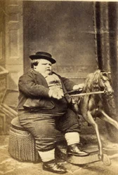 Maître Richard Beanham près de son cheval à bascule, années 1870