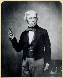 Michael Faraday tenant un aimant en barre, par Maull et Polyblank