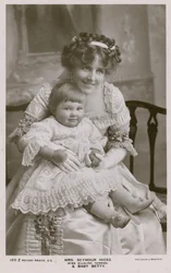 Mme Seymour Hicks et sa fille