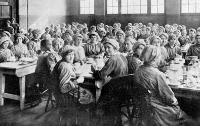 Travailleurs de munitions à la cantine